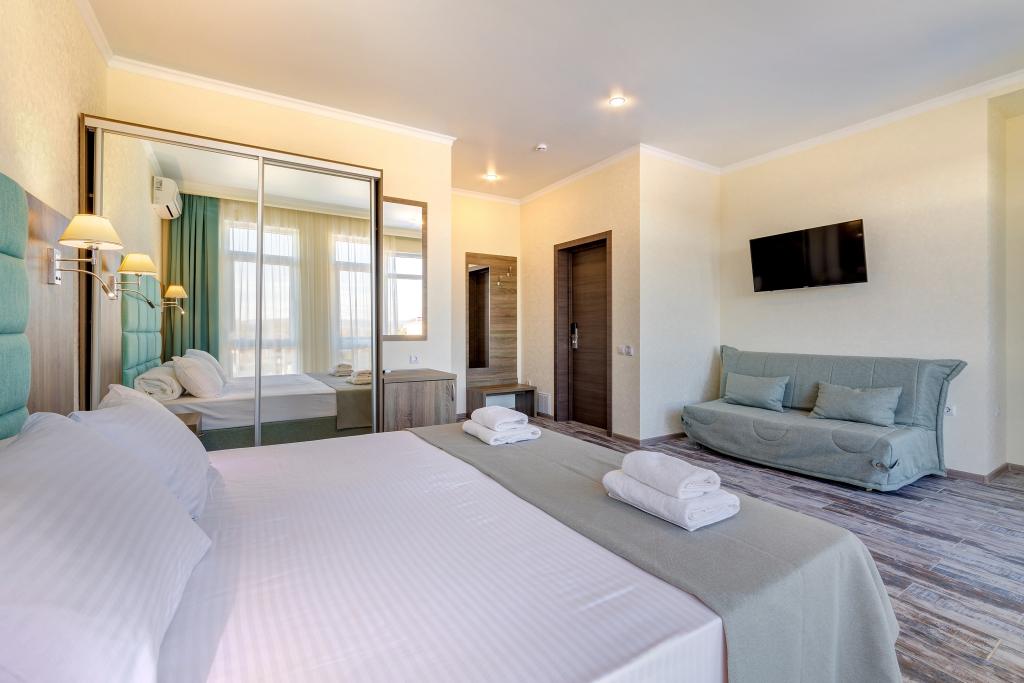 Стандарт 3-местный с видом на бассейн