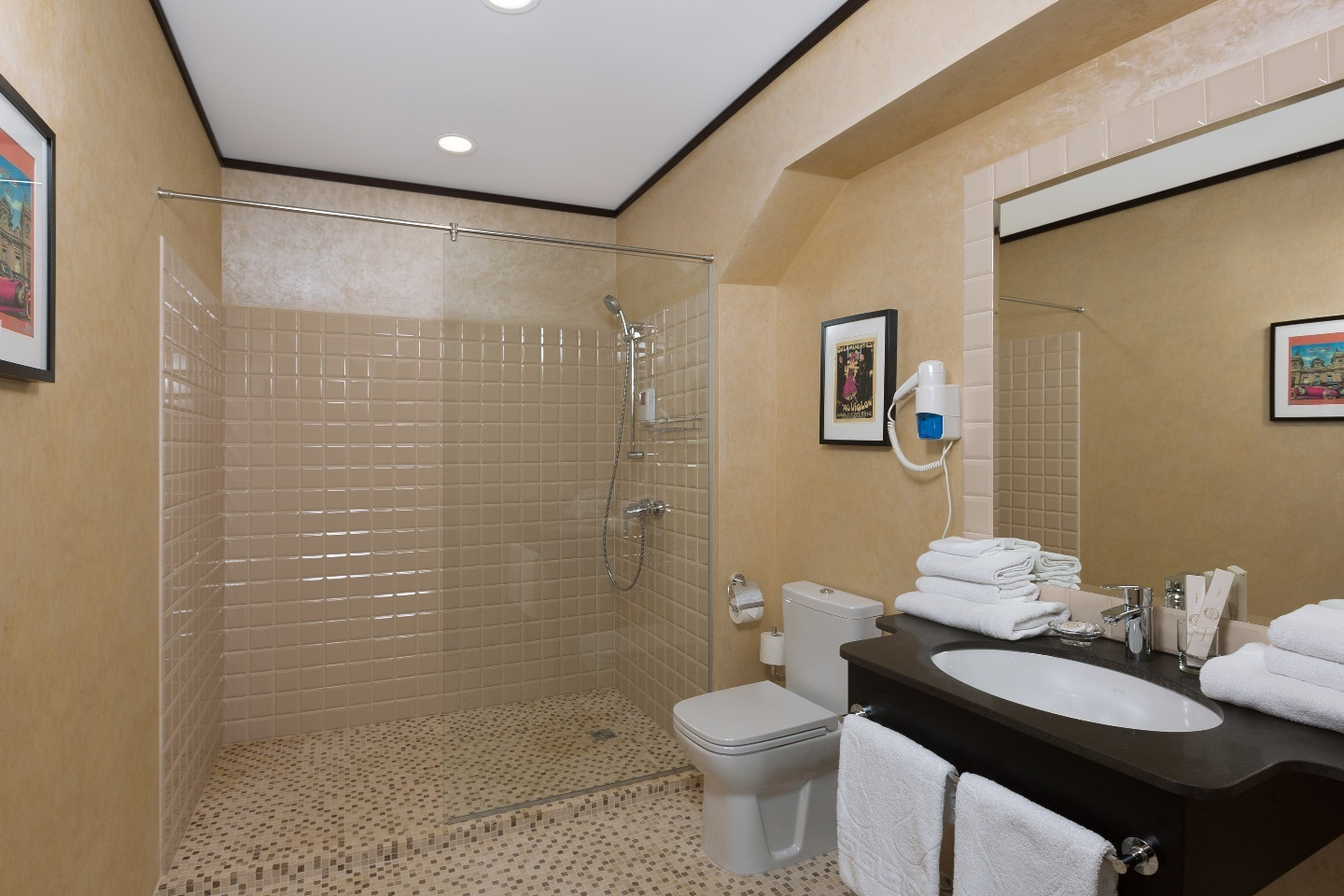 Джуниор Сюит