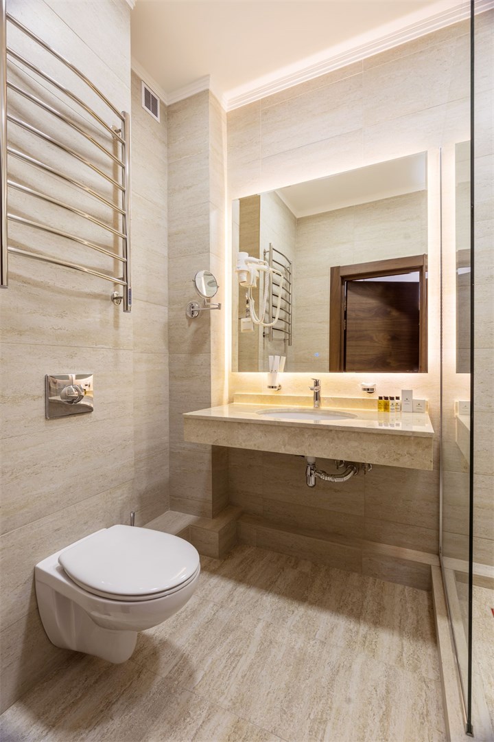 Посмотреть в галерее Junior Suite 2-местный 2-комнатный SV с балконом с видом на бассейн и море