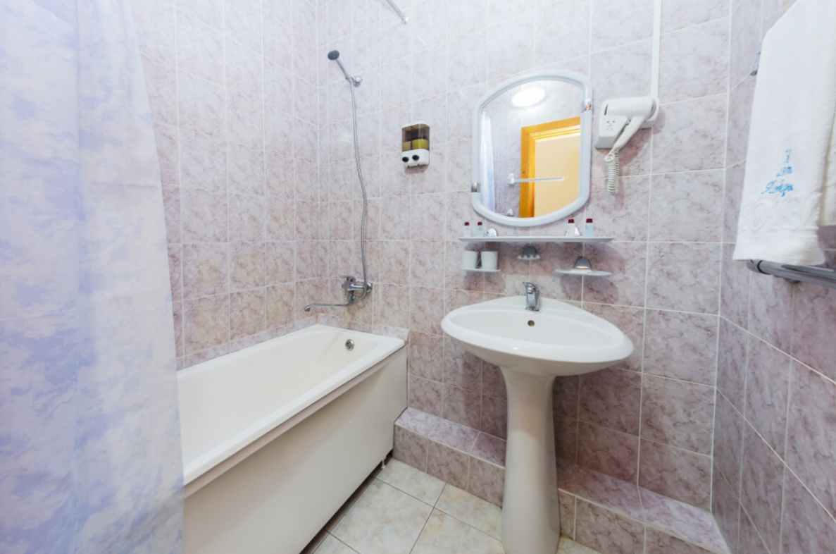 Посмотреть в галерее Люкс 2-местный 2-комнатный Люкс в корп.2 (Л2м2к2)