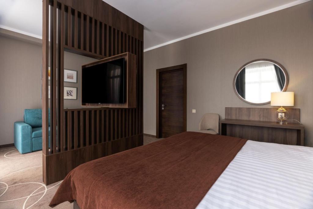 Посмотреть в галерее Apartment 4-местный 2-комнатный с балконом с видом на бассейн