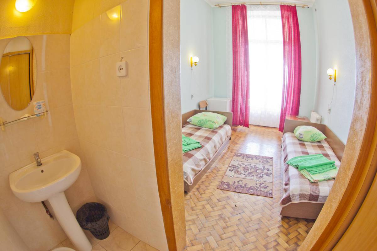 Номер 2-местный 1-комнатный с частичными удобствами корпус 1