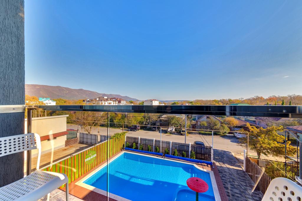 Стандарт 3-местный с видом на бассейн