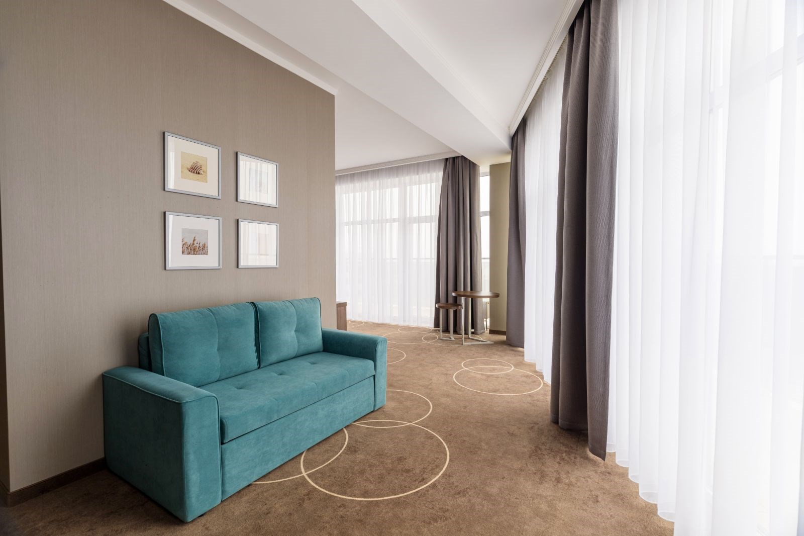 Посмотреть в галерее Junior Suite 2-местный 2-комнатный SV с балконом с видом на бассейн и море