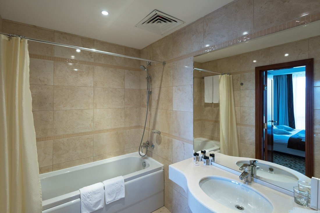 Люкс, Основной корпус