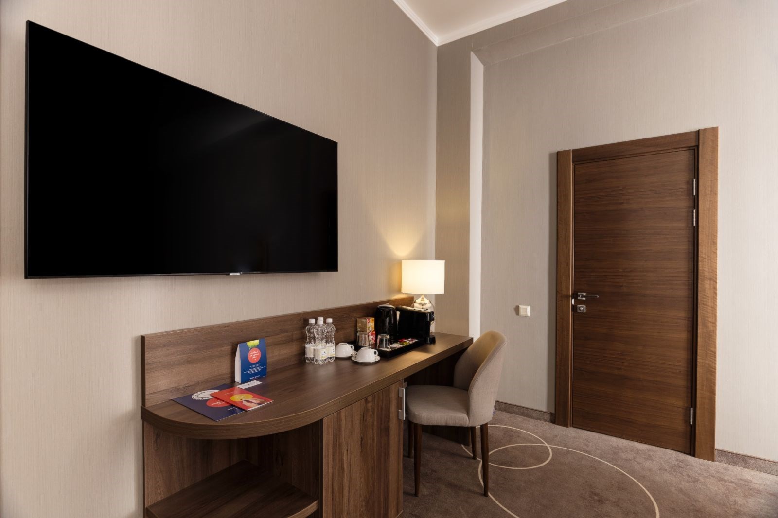 Посмотреть в галерее Executive Suite 4-местный 2-комнатный Great с балконом на территорию