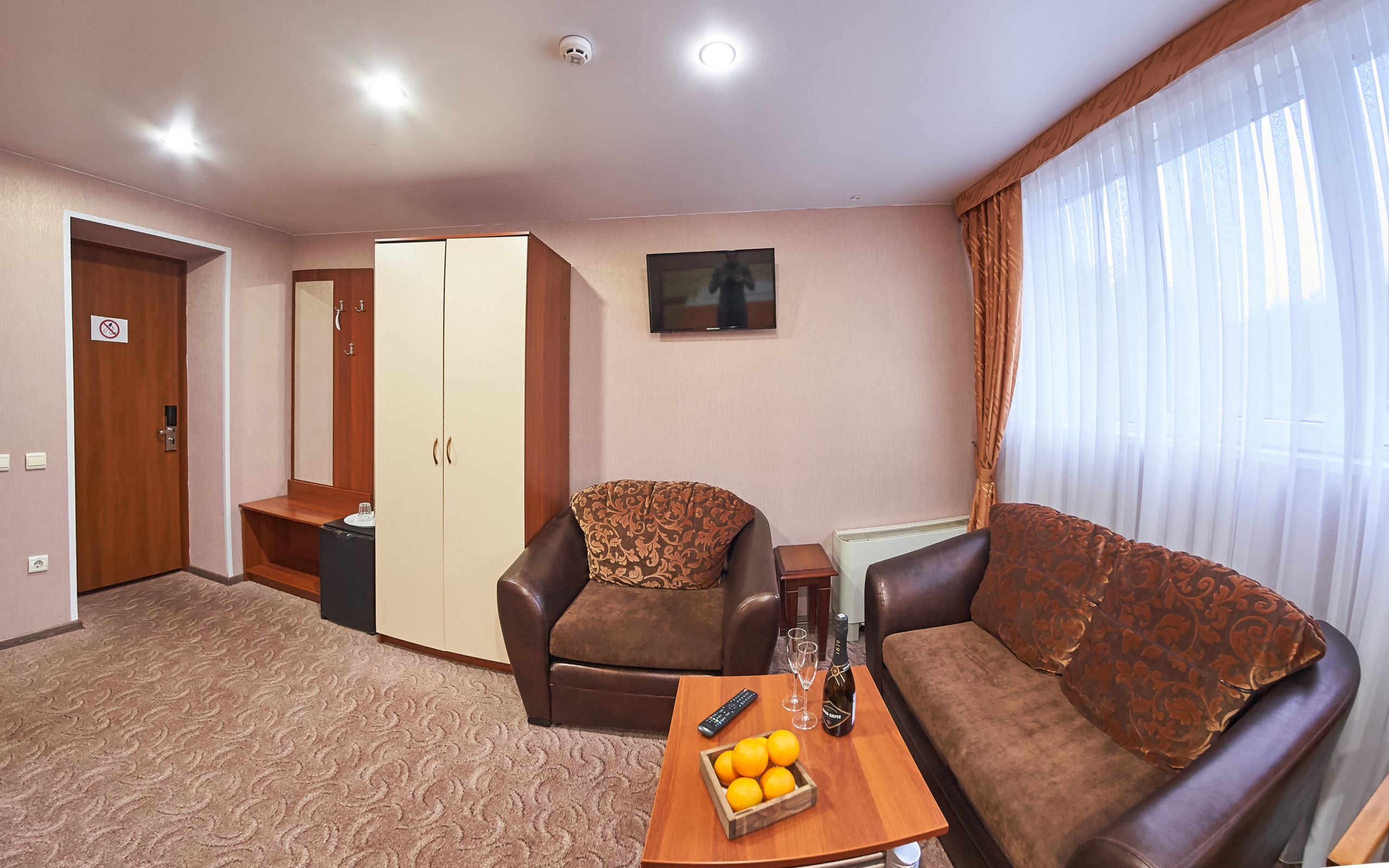 1 категория 2- местный с  одной двуспальной кроватью или двумя раздельными кроватями 1- 4 этаж