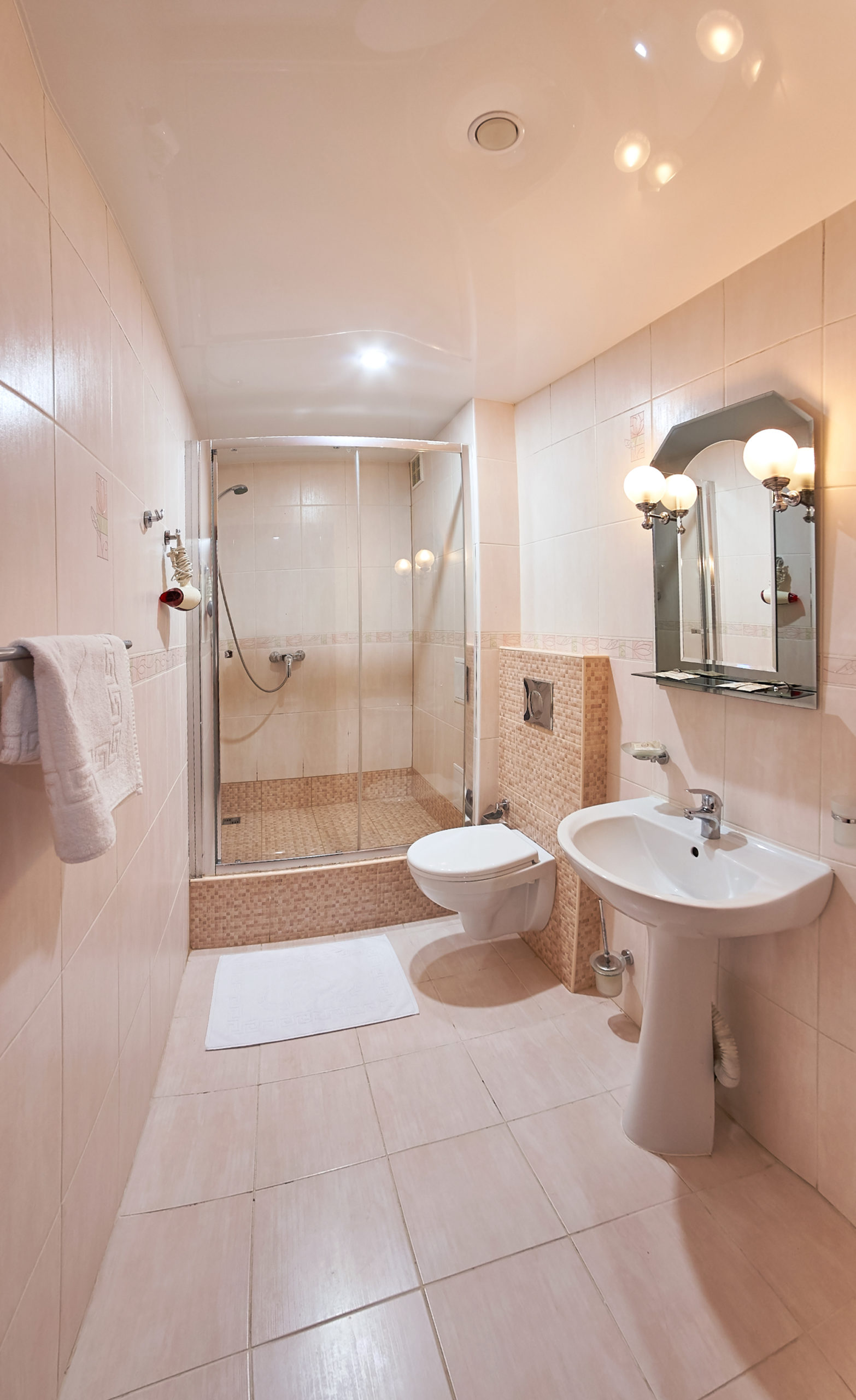 1 категория 2- местный с  одной двуспальной кроватью или двумя раздельными кроватями 1- 4 этаж