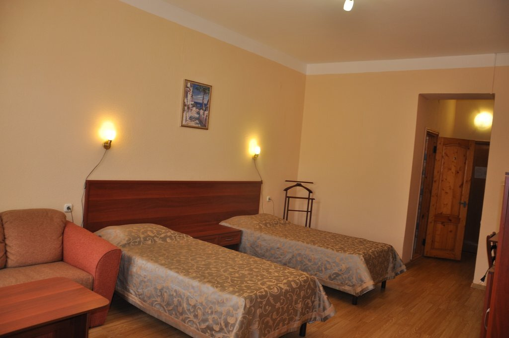 Посмотреть в галерее 2-комнатный двухместный номер первой категории Корпус №6