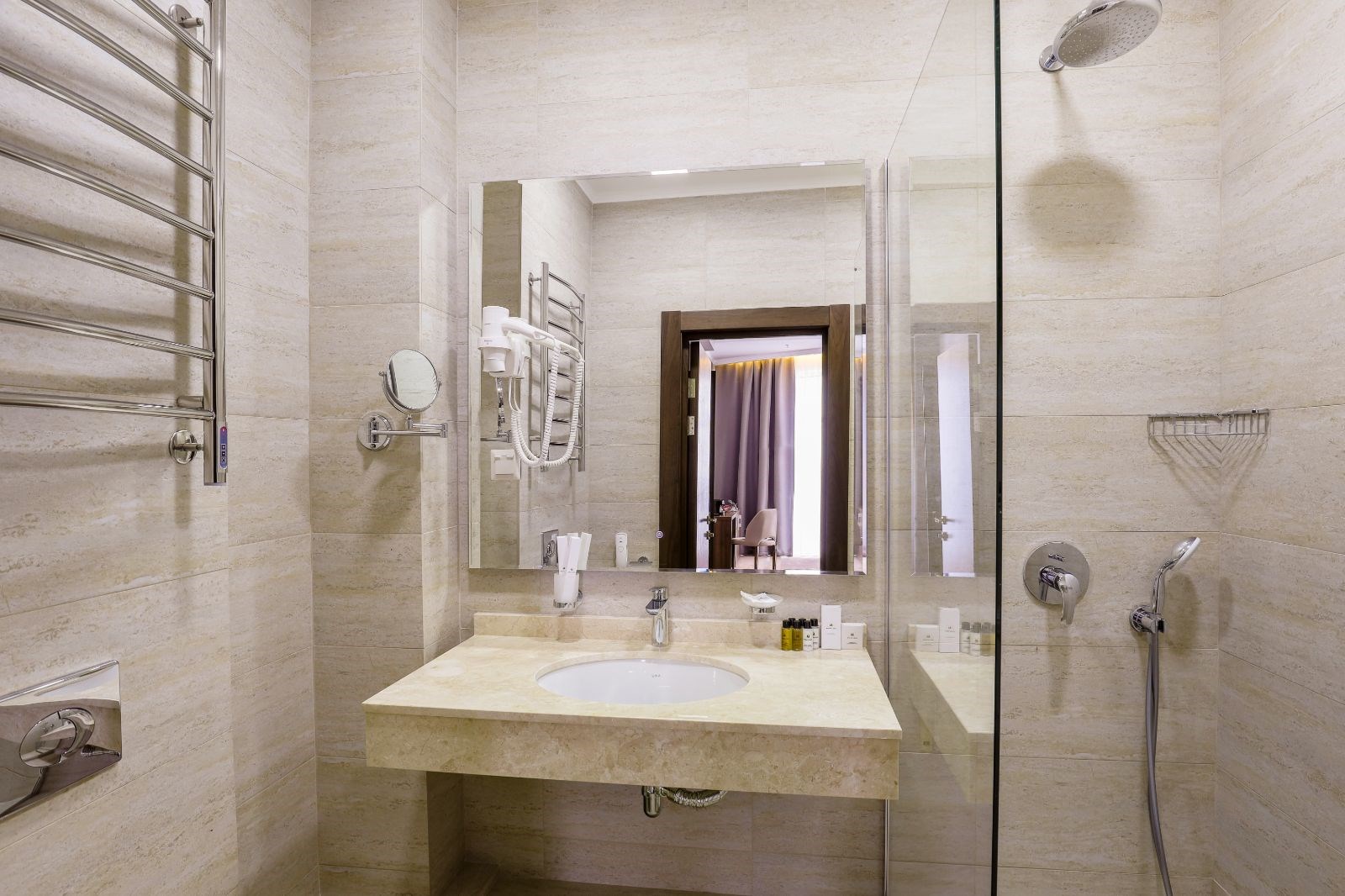 Посмотреть в галерее Junior Suite 2-местный 2-комнатный SV с балконом с видом на бассейн и море