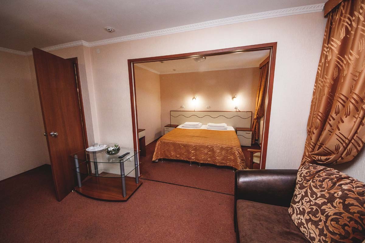 1 категория 2- местный с  одной двуспальной кроватью или двумя раздельными кроватями 1- 4 этаж