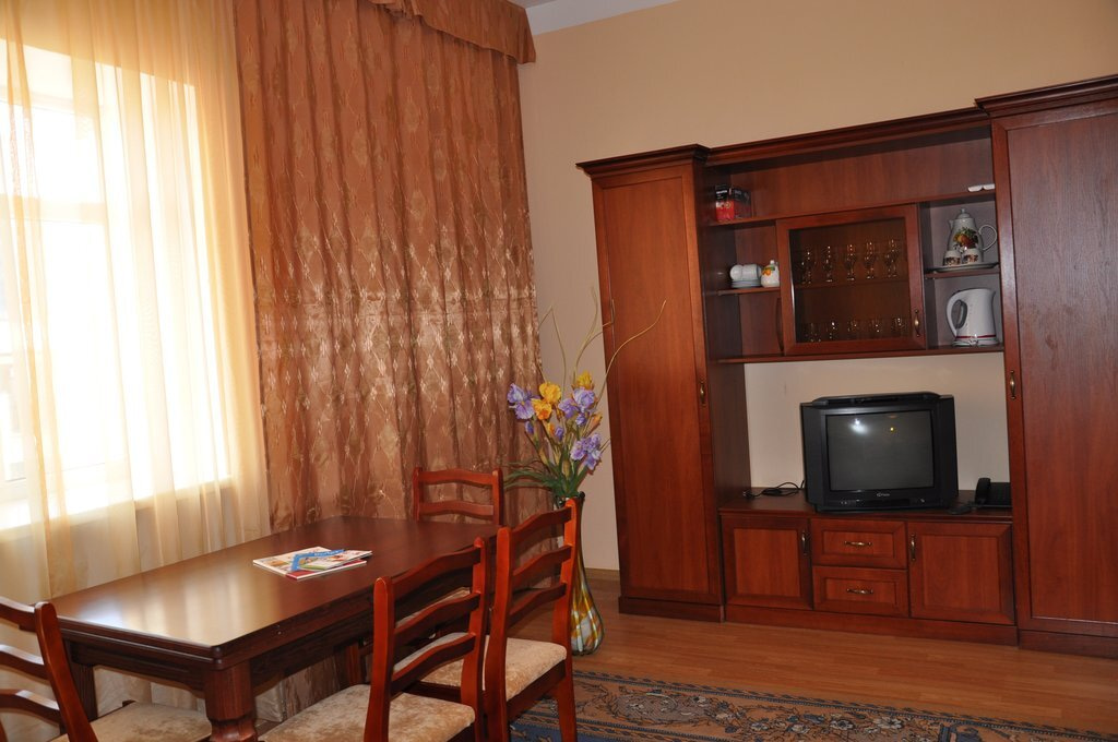 Посмотреть в галерее 2-комнатный двухместный номер первой категории Корпус №6