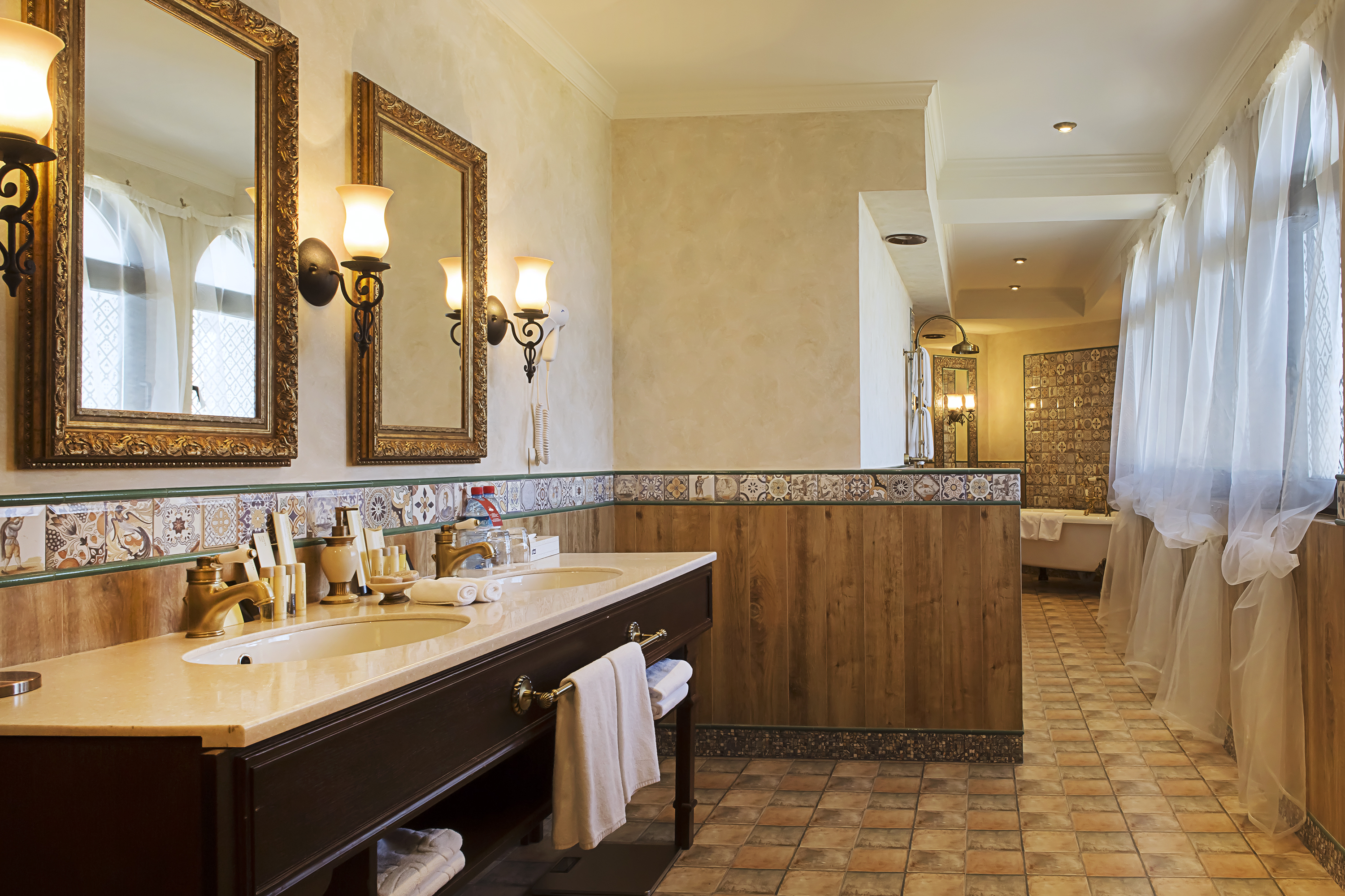 Люкс Роял 4-местный 3-комнатный