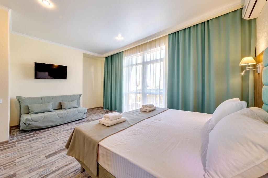 Стандарт 3-местный с видом на бассейн