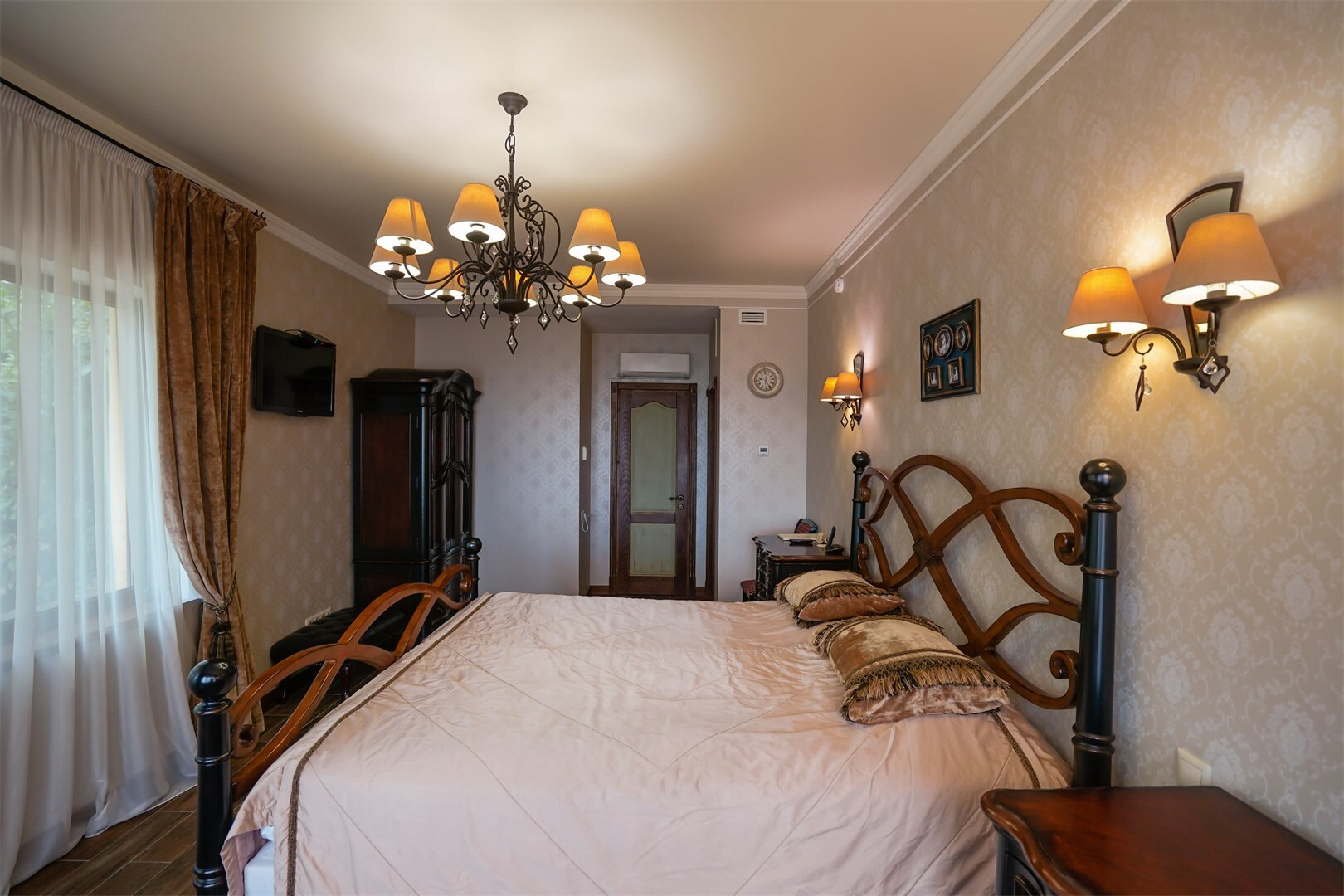 Standart Premium Velvet, Main Building
