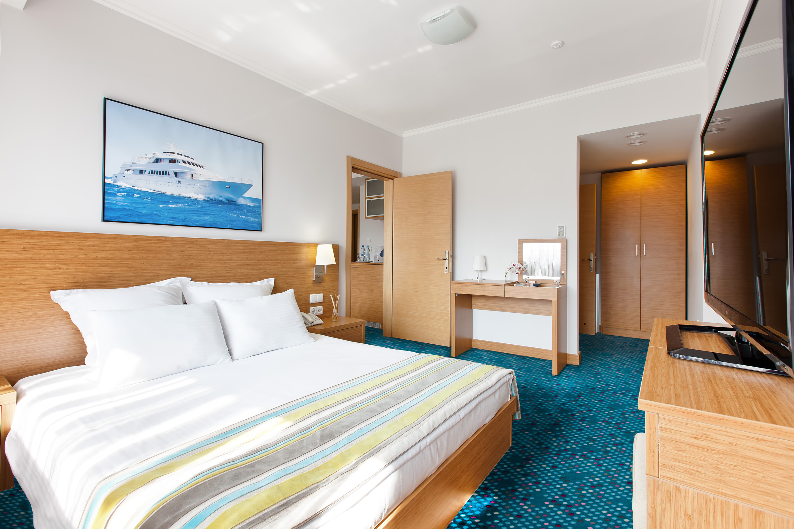 Стандартный 3-местный 2-комнатный с двуспальной кроватью и диваном