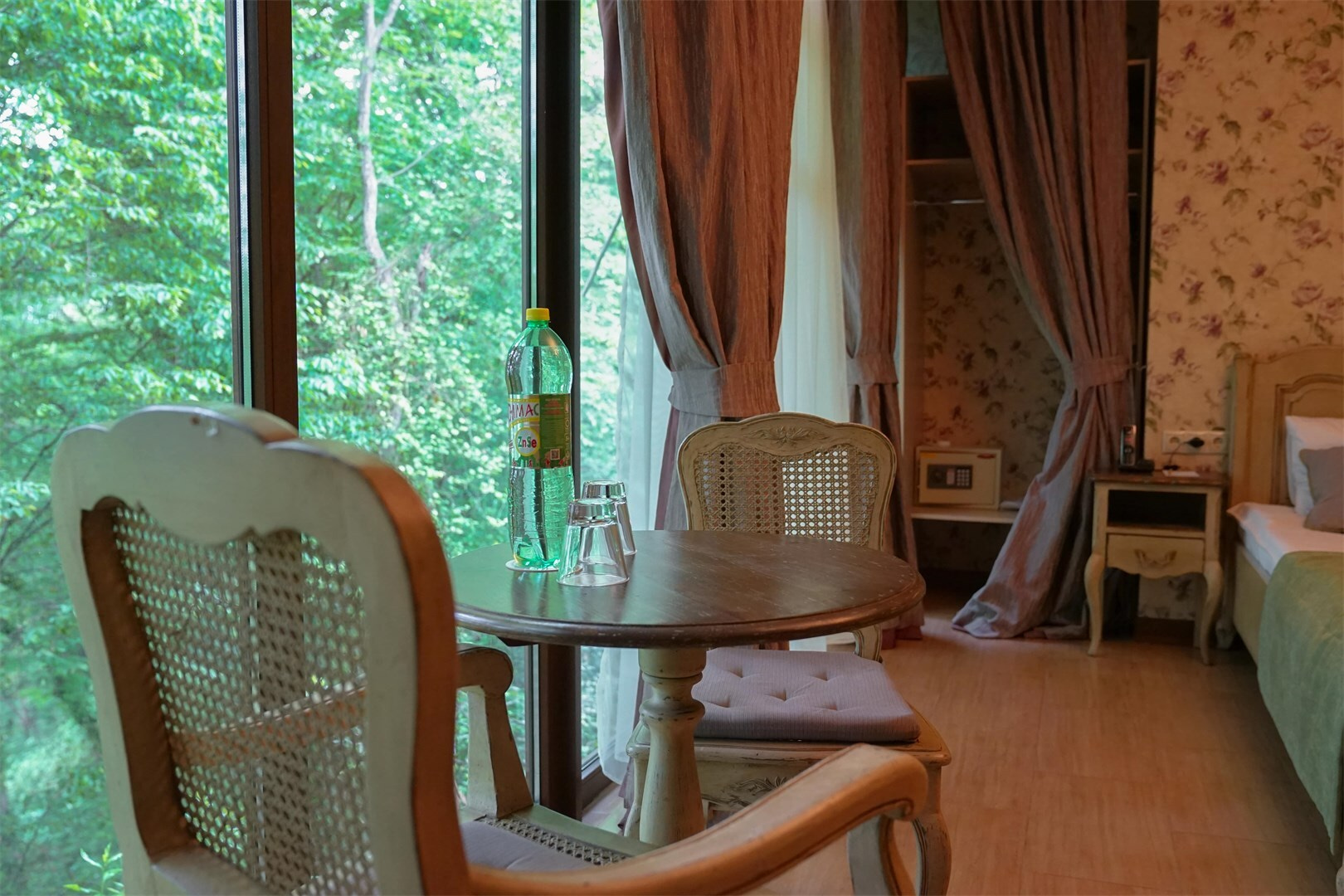 Standart Premium Violet, Main Building