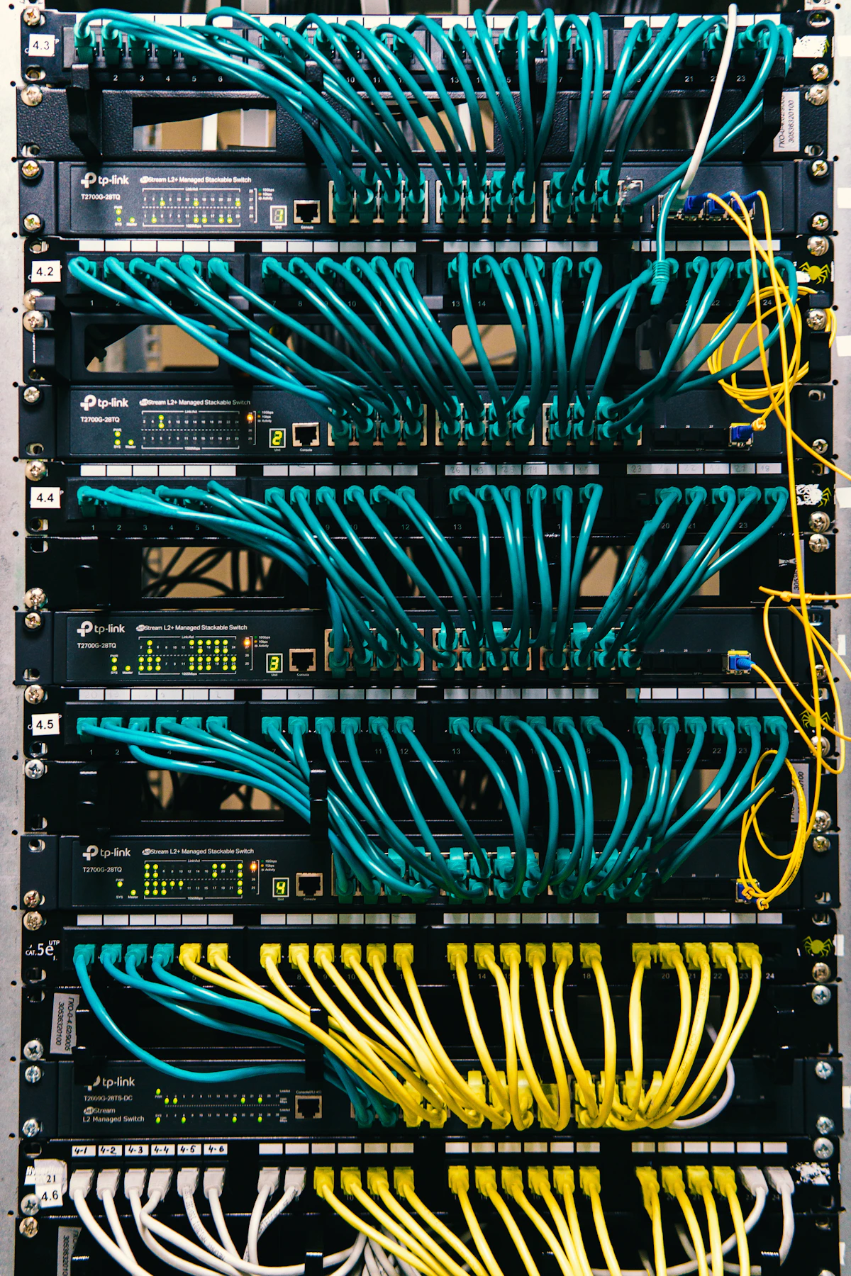 InfiniBand NDR и XDR против Ethernet: сети для AI-суперкластеров