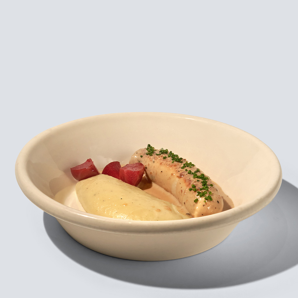 колбаска с перечным соусом и картофельным пюре