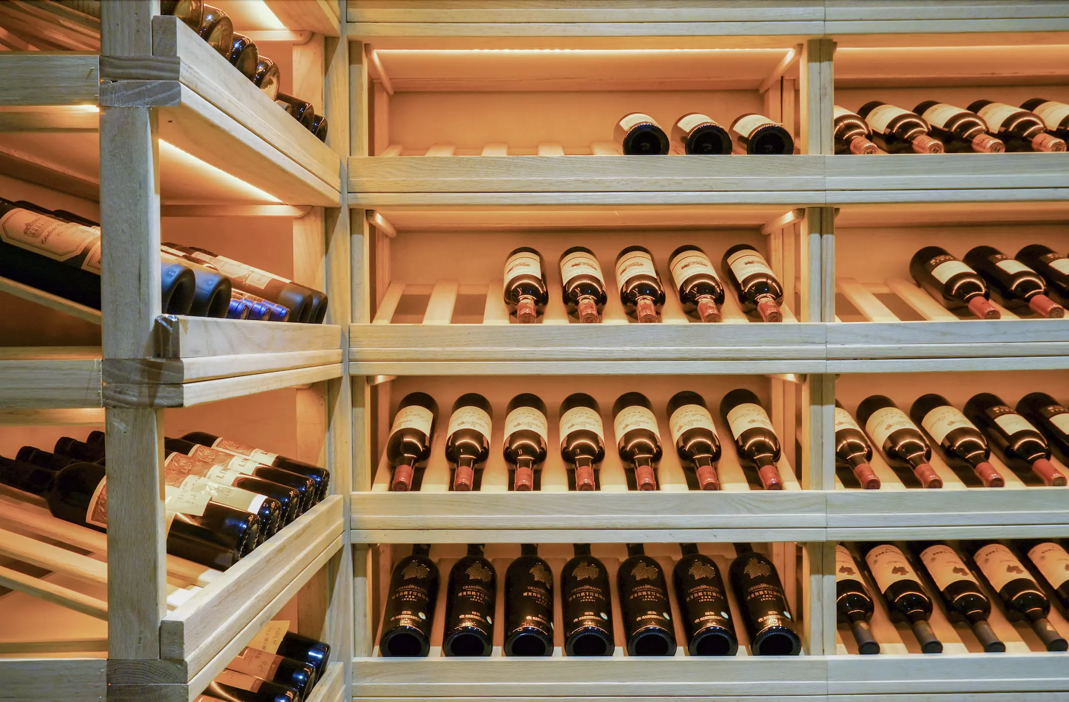 Как правильно хранить вино дома или в квартире: почему не в холодильнике и для чего винный шкаф