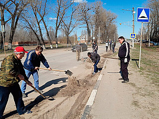 Обливчане вышли на уборку территорий