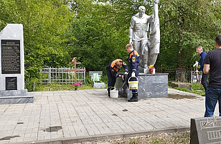 Донские спасатели и пожарные приводят в порядок памятники