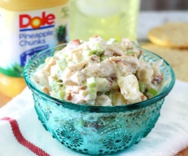 Салат из курицы, орехов и ананасов