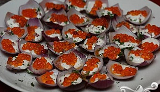 Канапе из лука и икры