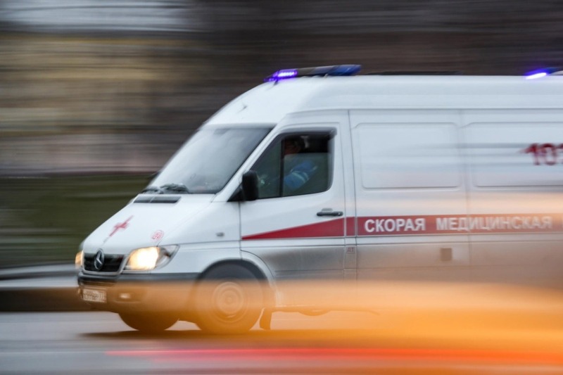 Небезопасный интервал: легковой автомобиль врезался в многотонный тягач с прицепом