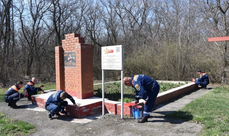 «Дон помнит»: областные спасатели наводят порядок у памятников героям Великой Отечественной войны
