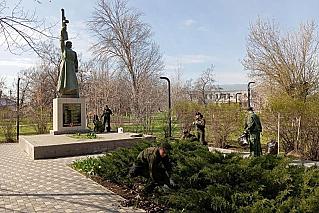Патриотический десант: в рамках акции «Дон помнит» кадеты привели в порядок мемориала в Тацинском районе