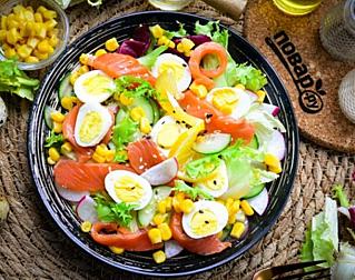 Салат с кукурузой и слабосоленой семгой