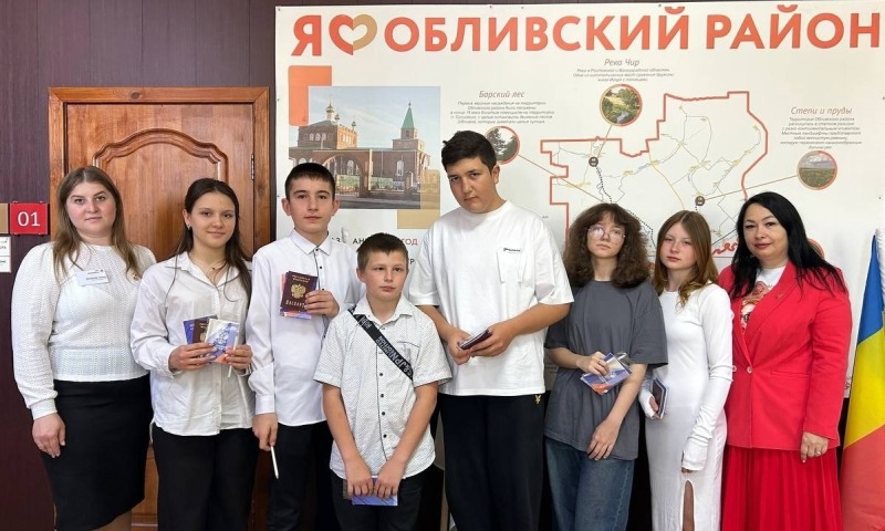 «Мы - граждане России!»: юные обливчане впервые получили паспорта
