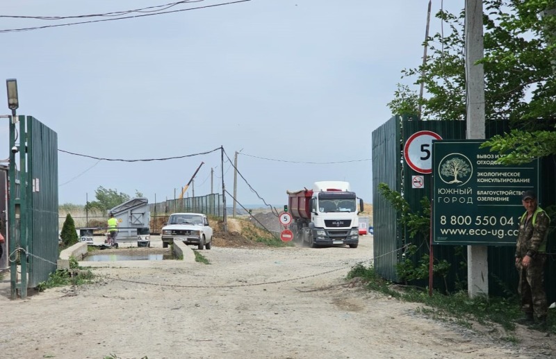 Песок с мазутом с Семикаракорского района начали вывозить обратно на Кубань