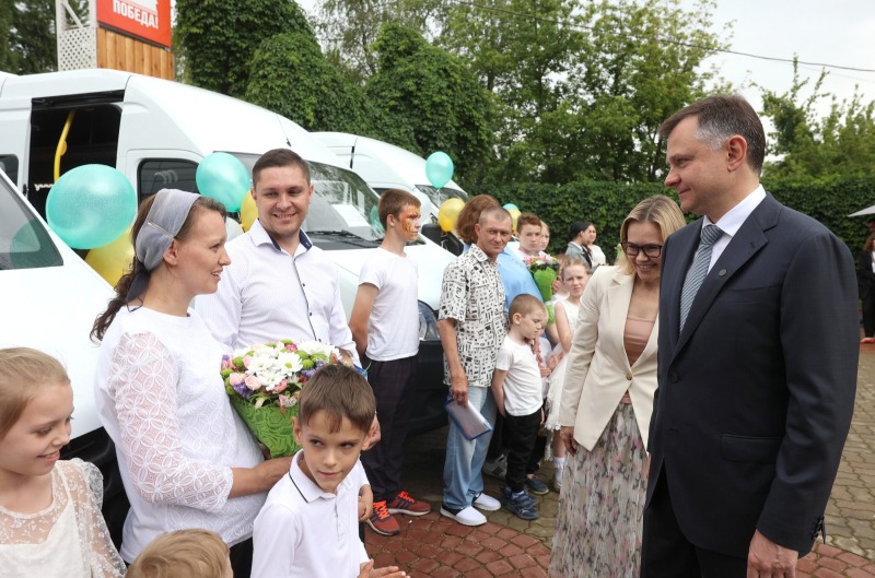 Юрий Слюсарь передал ключи от  десяти новых микроавтобусов многодетным семьям Дона