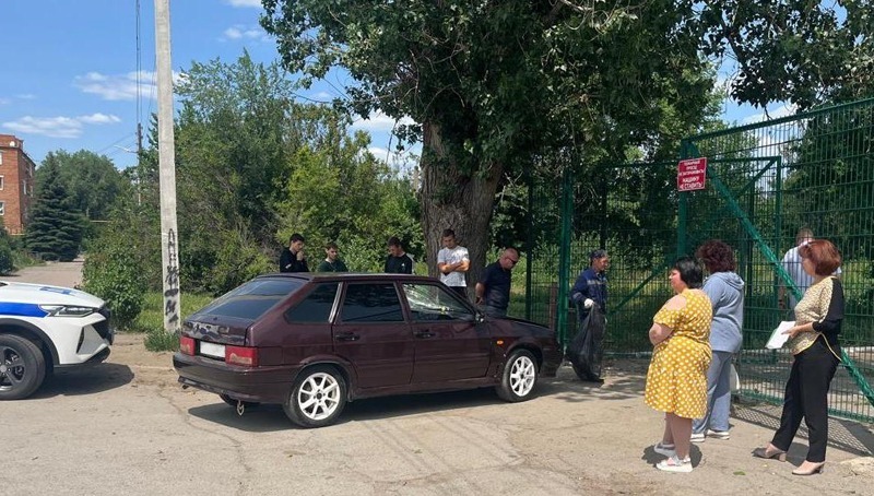 Разогнался не на шутку: в Ростовской области водитель сбил двух пешеходов и врезался в забор