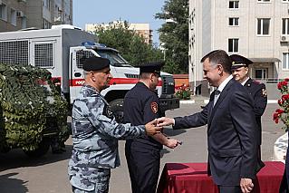 Юрий Слюсарь передал ключи от внедорожников подразделениям Росгвардии для защиты неба на Дону