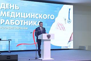 Юрий Слюсарь поздравил медработников и ветеранов здравоохранения с профессиональным праздником
