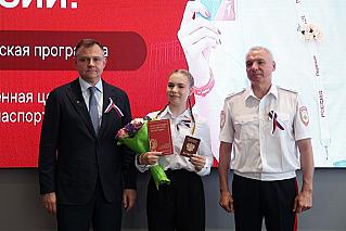 В День России Слюсарь вручил паспорта молодым жителям Дона