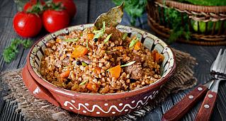 Гречка с овощами и мясной тушенкой