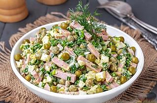 Салат с ветчиной и зелёным горошком