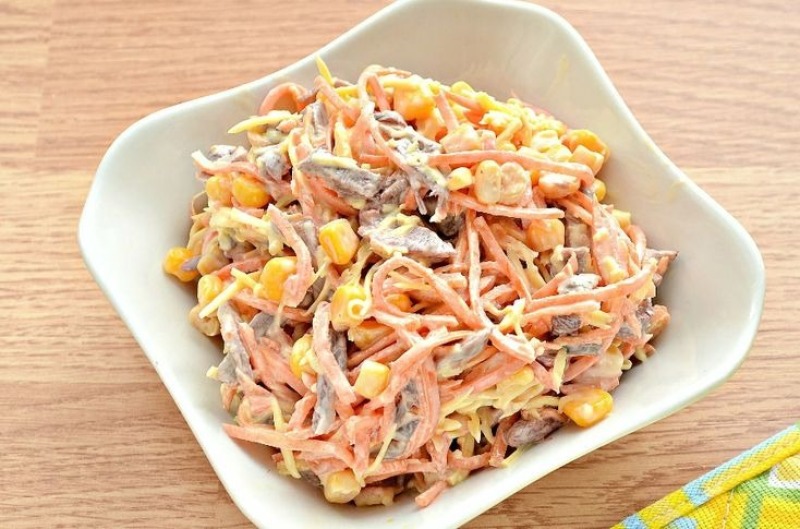 Салат с корейской морковью и копчёной курицей