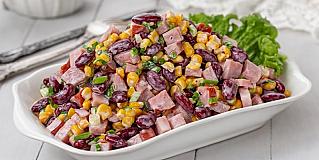 Салат с копчёной колбасой и консервированной фасолью