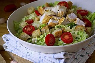 САЛАТ ЦЕЗАРЬ КЛАССИЧЕСКИЙ С КУРИЦЕЙ