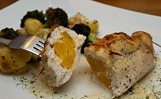 Куриная грудка, фаршированная персиками