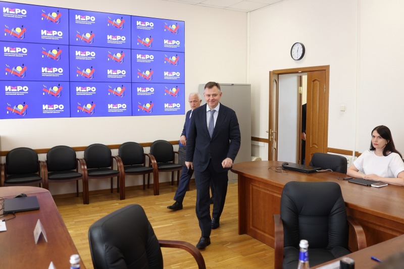 Юрий Слюсарь первым из кандидатов подал документы для участия в выборах губернатора Ростовской области