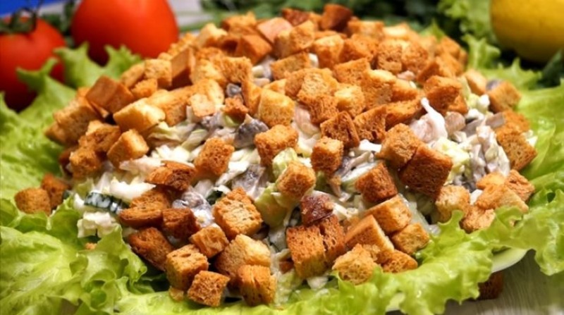 Салат с запеченной свининой и сухариками