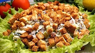 Салат с запеченной свининой и сухариками