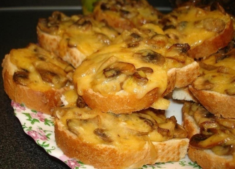 Горячие бутерброды с шампиньонами