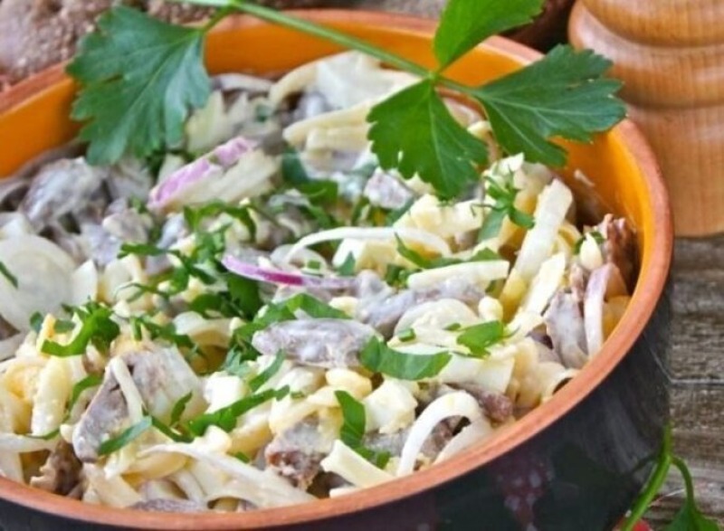 Сытный салат с куриными сердцами